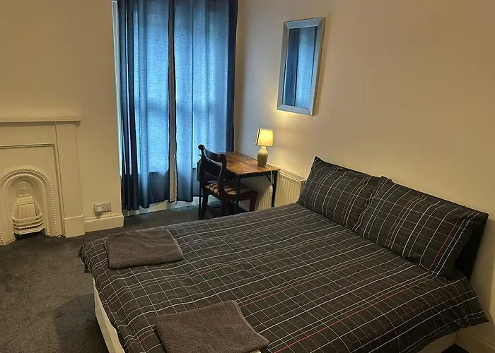 Luton Town House Near Airport