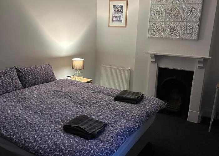 Luton Town House Near Airport