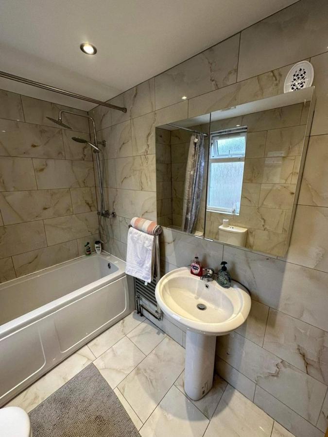 Luton Town House Near Airport Homestay