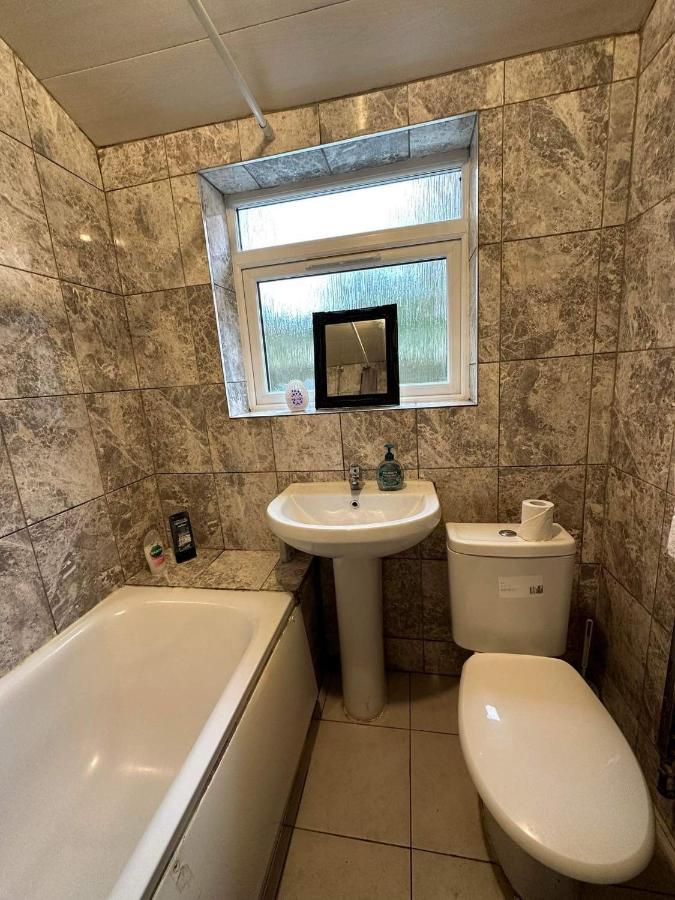 Luton Town House Near Airport Homestay