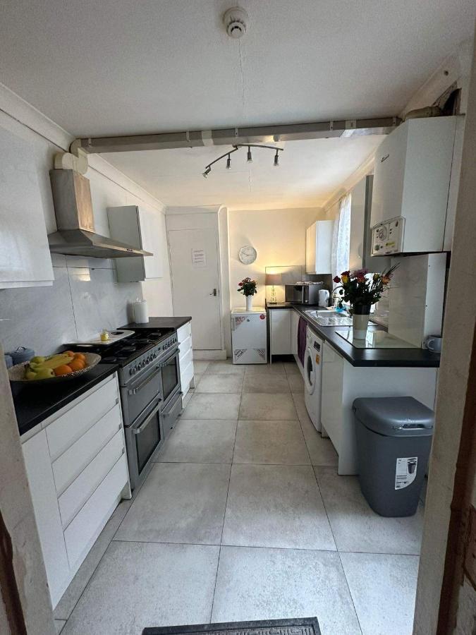 Luton Town House Near Airport Homestay