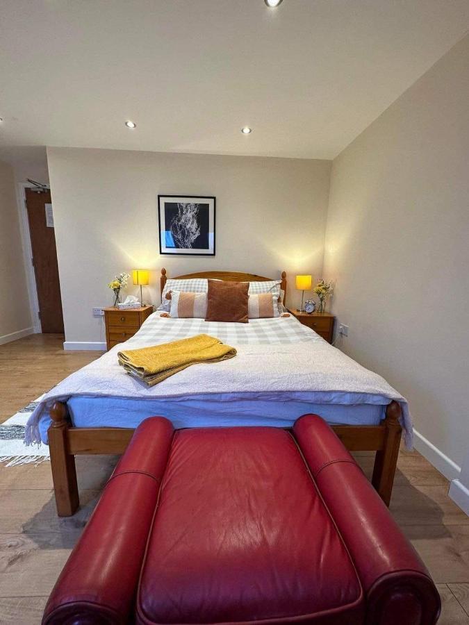 Luton Town House Near Airport Homestay *