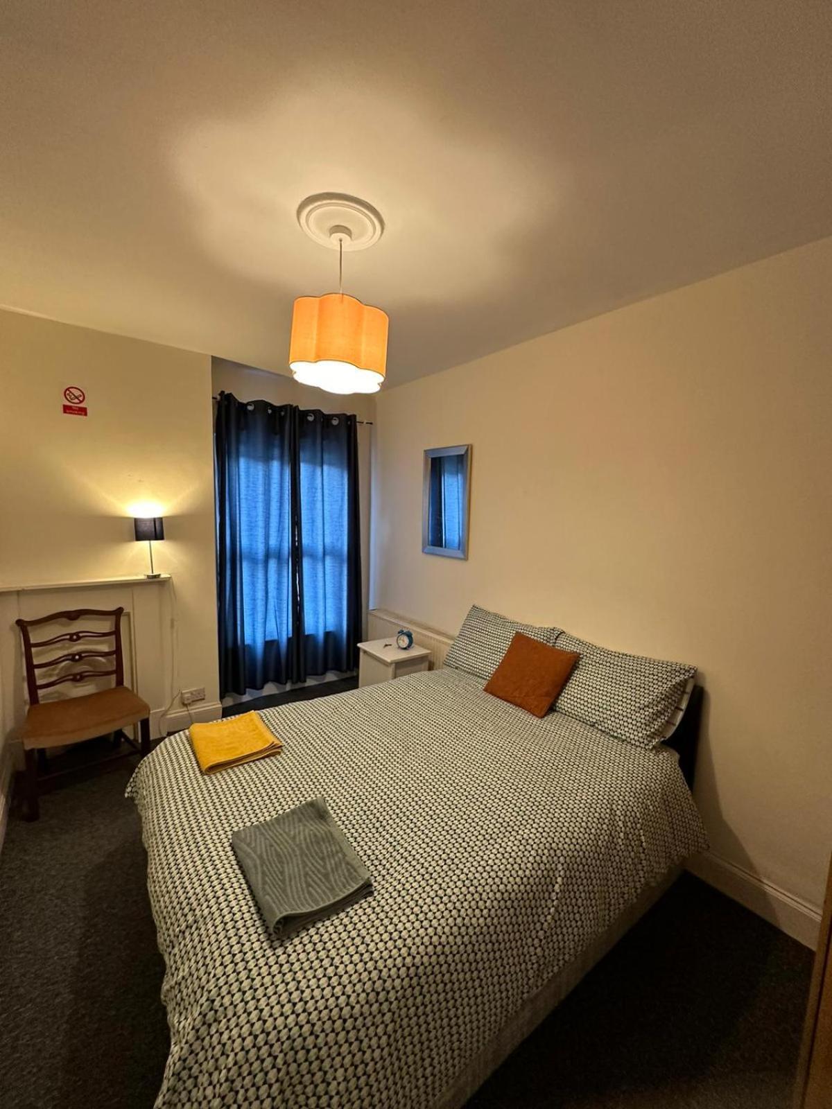 Luton Town House Near Airport * Luton (Bedfordshire)