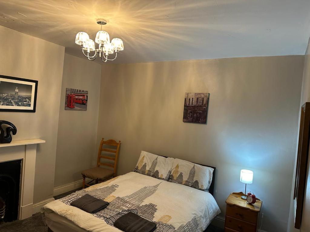 Luton Town House Near Airport * Luton (Bedfordshire)