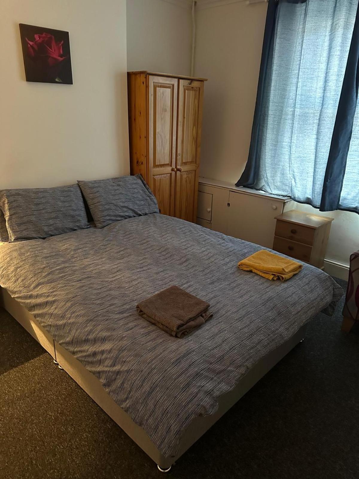 Luton Town House Near Airport Homestay