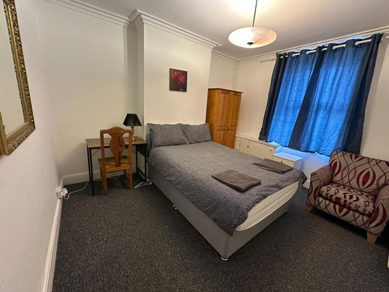 Luton Town House Near Airport Homestay