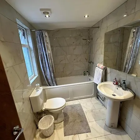Luton Town House Near Airport Apartment Exterior photo