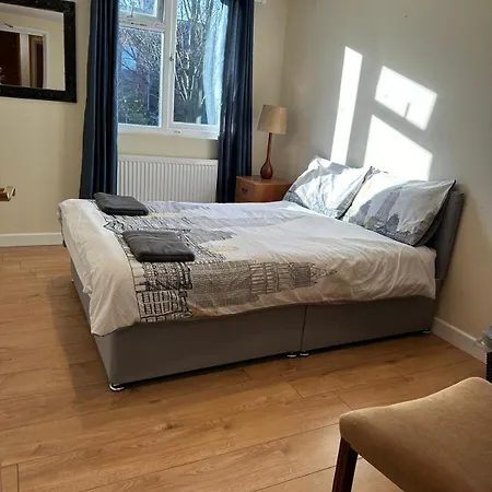 Luton Town House Near Airport Apartment Exterior photo