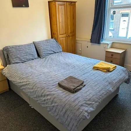 Luton Town House Near Airport Apartment Exterior photo