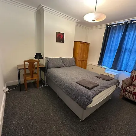 Luton Town House Near Airport Apartment Exterior photo